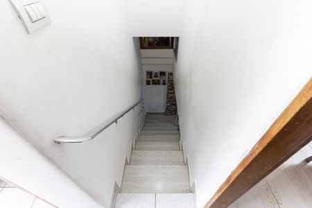 Casa à venda com 153m², 3 quartos e 2 vagas Casa à venda com 153m², 3 quartos e 2 vagasEscada