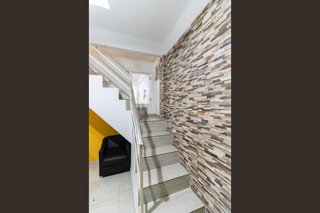 Casa à venda com 153m², 3 quartos e 2 vagas Casa à venda com 153m², 3 quartos e 2 vagasEscada