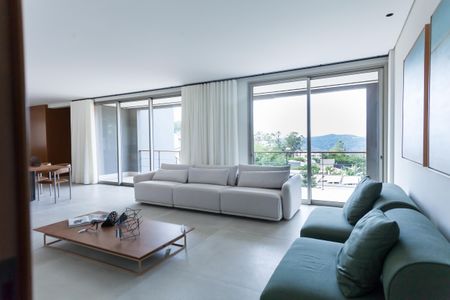 Casa de condomínio à venda com 548m², 4 quartos e 4 vagasSala de TV