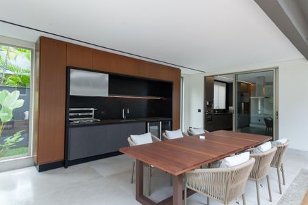 Casa de condomínio à venda com 548m², 4 quartos e 4 vagasChurrasqueira