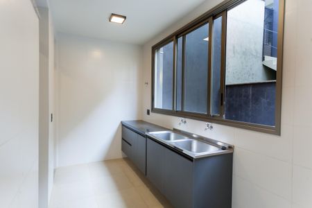 Casa de condomínio à venda com 548m², 4 quartos e 4 vagasÁrea de Serviço