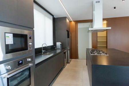 Casa de condomínio à venda com 548m², 4 quartos e 4 vagasCozinha