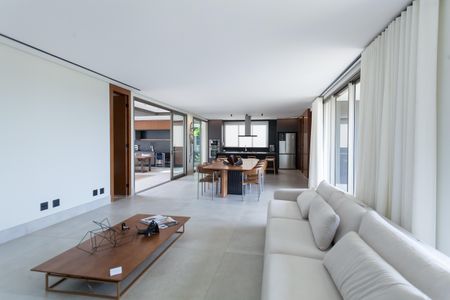 Casa de condomínio à venda com 548m², 4 quartos e 4 vagasSala