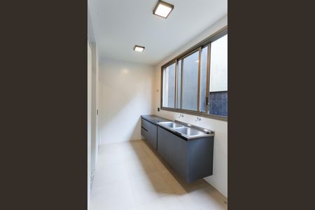 Casa de condomínio à venda com 548m², 4 quartos e 4 vagasÁrea de Serviço