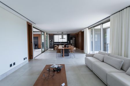 Casa de condomínio à venda com 548m², 4 quartos e 4 vagasSala