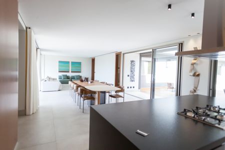 Casa de condomínio à venda com 548m², 4 quartos e 4 vagasSala