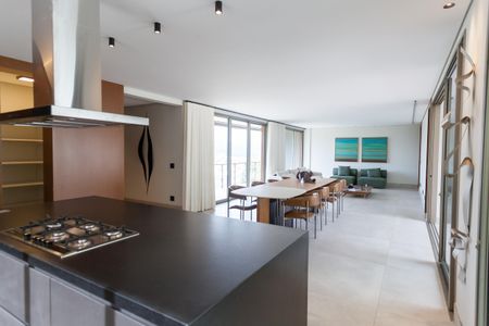 Casa de condomínio à venda com 548m², 4 quartos e 4 vagasSala