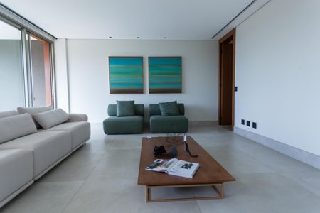 Casa de condomínio à venda com 548m², 4 quartos e 4 vagasSala de TV