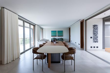 Casa de condomínio à venda com 548m², 4 quartos e 4 vagasSala