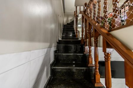 Casa à venda com 287m², 2 quartos e 2 vagas Casa à venda com 287m², 2 quartos e 2 vagasEscada