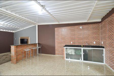 Casa à venda com 218m², 2 quartos e 2 vagas Casa à venda com 218m², 2 quartos e 2 vagasTerraço