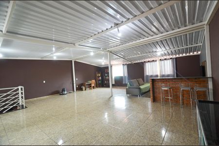 Casa à venda com 218m², 2 quartos e 2 vagas Casa à venda com 218m², 2 quartos e 2 vagasTerraço