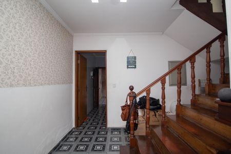 Casa à venda com 170m², 3 quartos e 2 vagas Casa à venda com 170m², 3 quartos e 2 vagasEscada