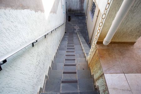 Casa à venda com 125m², 2 quartos e 2 vagasEscada