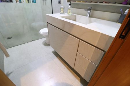 Casa de condomínio para alugar com 400m², 2 quartos e 4 vagasBanheiro da Suíte 2