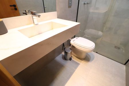 Casa de condomínio para alugar com 400m², 2 quartos e 4 vagasBanheiro da Suíte 1