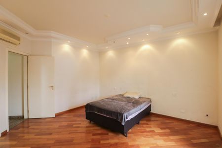 Casa à venda com 900m², 4 quartos e 12 vagasSuíte 3