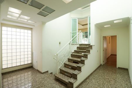 Casa à venda com 900m², 4 quartos e 12 vagasEscada