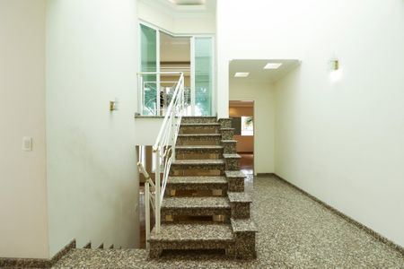 Casa à venda com 900m², 4 quartos e 12 vagasEscada