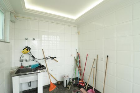 Casa à venda com 900m², 4 quartos e 12 vagasQuarto de Apoio da Piscina