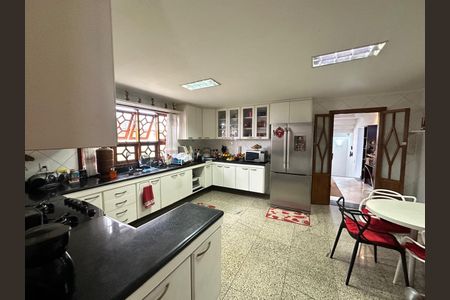 Casa de condomínio à venda com 444m², 4 quartos e 6 vagas
