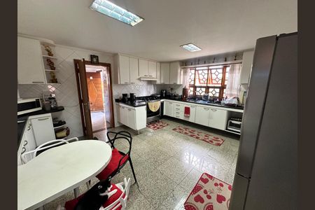 Casa de condomínio à venda com 444m², 4 quartos e 6 vagas