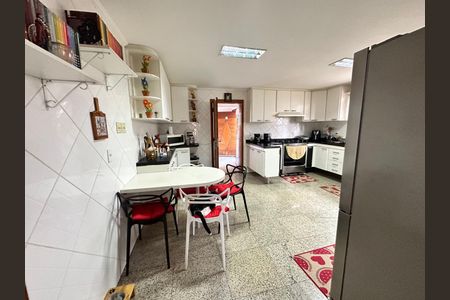 Casa de condomínio à venda com 444m², 4 quartos e 6 vagas
