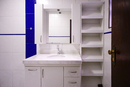 Casa à venda com 300m², 4 quartos e 4 vagasBanheiro do quarto 1