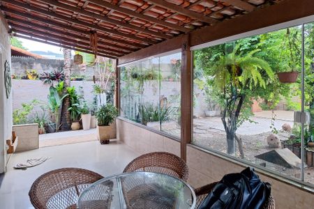 Casa à venda com 300m², 3 quartos e 3 vagas Casa à venda com 300m², 3 quartos e 3 vagasVaranda da Sala