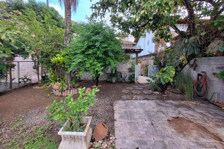 Casa à venda com 300m², 3 quartos e 3 vagas Casa à venda com 300m², 3 quartos e 3 vagasQuintal