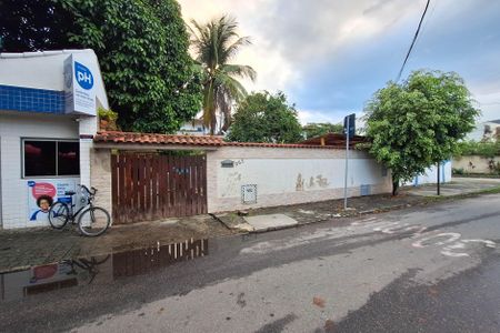 Casa à venda com 300m², 3 quartos e 3 vagas Casa à venda com 300m², 3 quartos e 3 vagasFachada