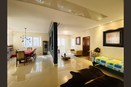 Casa à venda com 1790m², 2 quartos e 6 vagasSala