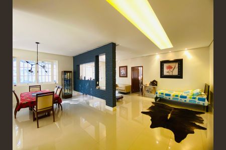 Casa à venda com 1790m², 2 quartos e 6 vagasSala