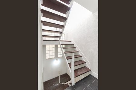 Casa à venda com 131m², 3 quartos e 2 vagas Casa à venda com 131m², 3 quartos e 2 vagasEscada