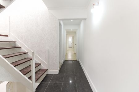 Casa à venda com 131m², 3 quartos e 2 vagas Casa à venda com 131m², 3 quartos e 2 vagasEscada