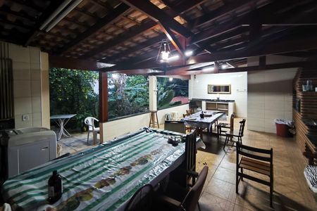 Casa à venda com 1200m², 4 quartos e 8 vagas Casa à venda com 1200m², 4 quartos e 8 vagasÁrea comum