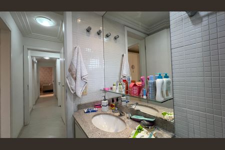 Apartamento à venda com 218m², 4 quartos e 3 vagasBanheiro da Suíte 1