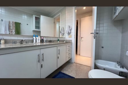 Apartamento à venda com 218m², 4 quartos e 3 vagasBanheiro da Suíte 3