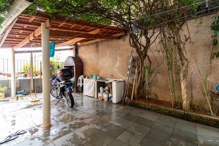 Casa à venda com 180m², 4 quartos e 2 vagas Casa à venda com 180m², 4 quartos e 2 vagasQuintal - Churrasqueira