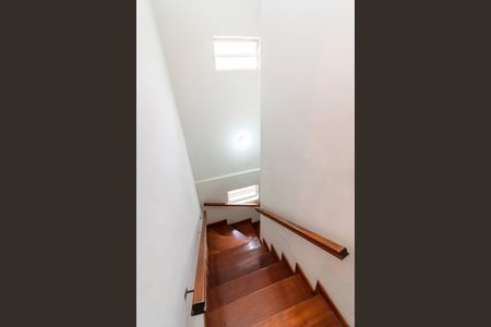 Casa à venda com 180m², 4 quartos e 2 vagas Casa à venda com 180m², 4 quartos e 2 vagasEscada