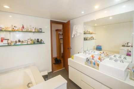 Apartamento à venda com 260m², 3 quartos e 3 vagasBanheiro da Suíte 2