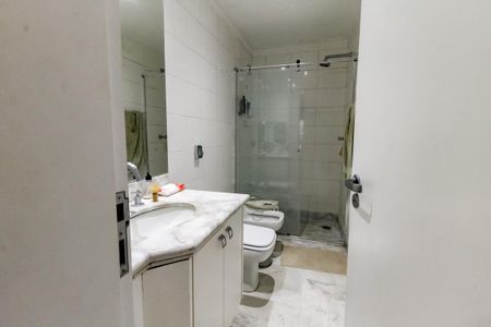 Apartamento à venda com 221m², 3 quartos e 3 vagasBanheiro da Suíte 2