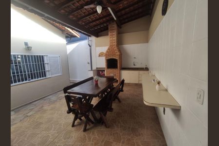 Casa à venda com 211m², 4 quartos e 3 vagas Casa à venda com 211m², 4 quartos e 3 vagasFoto 01