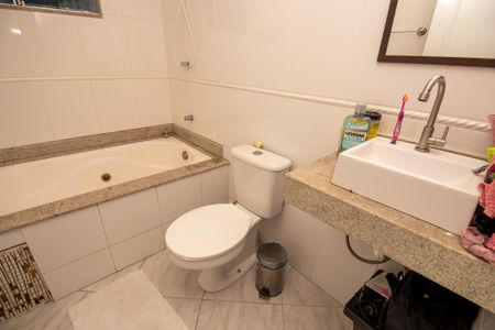 Casa à venda com 140m², 3 quartos e 1 vagaBanheiro quarto 2