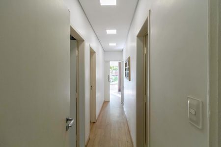 Casa à venda com 380m², 4 quartos e 4 vagas Casa à venda com 380m², 4 quartos e 4 vagasCorredor