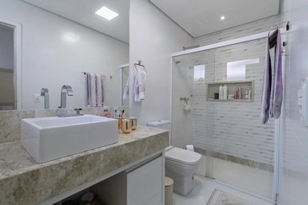 Casa à venda com 380m², 4 quartos e 4 vagas Casa à venda com 380m², 4 quartos e 4 vagasBanheiro da suíte 2