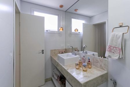 Casa à venda com 380m², 4 quartos e 4 vagas Casa à venda com 380m², 4 quartos e 4 vagasBanheiro da suíte 2