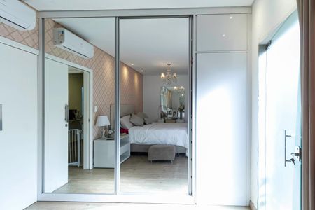 Casa à venda com 380m², 4 quartos e 4 vagas Casa à venda com 380m², 4 quartos e 4 vagasSuíte 4