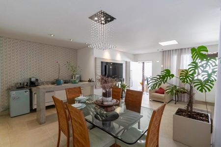 Casa à venda com 380m², 4 quartos e 4 vagas Casa à venda com 380m², 4 quartos e 4 vagasSala