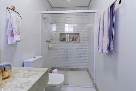 Casa à venda com 380m², 4 quartos e 4 vagas Casa à venda com 380m², 4 quartos e 4 vagasBanheiro da suíte 2